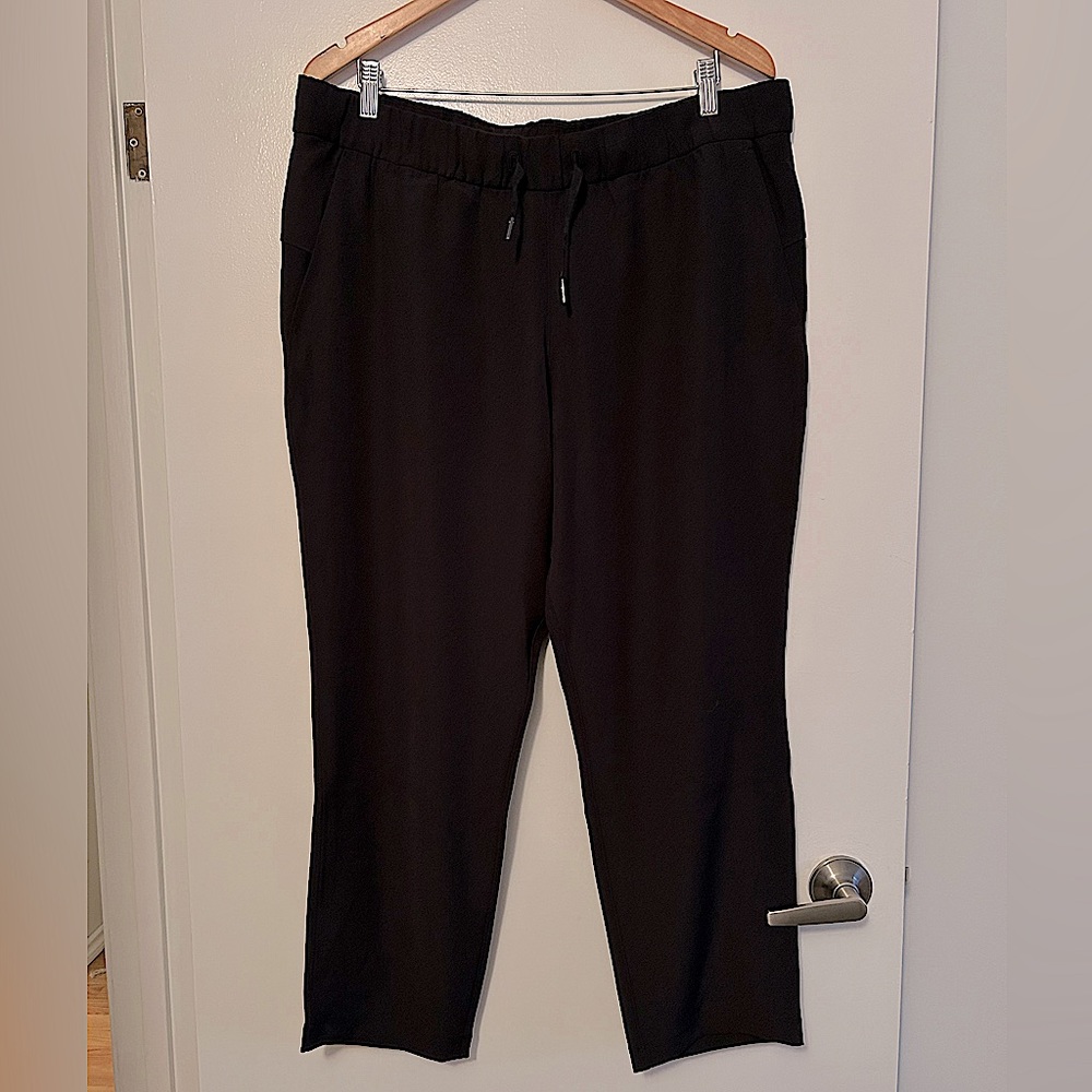 Lululemon tapered 7/8 drawstring bottoms